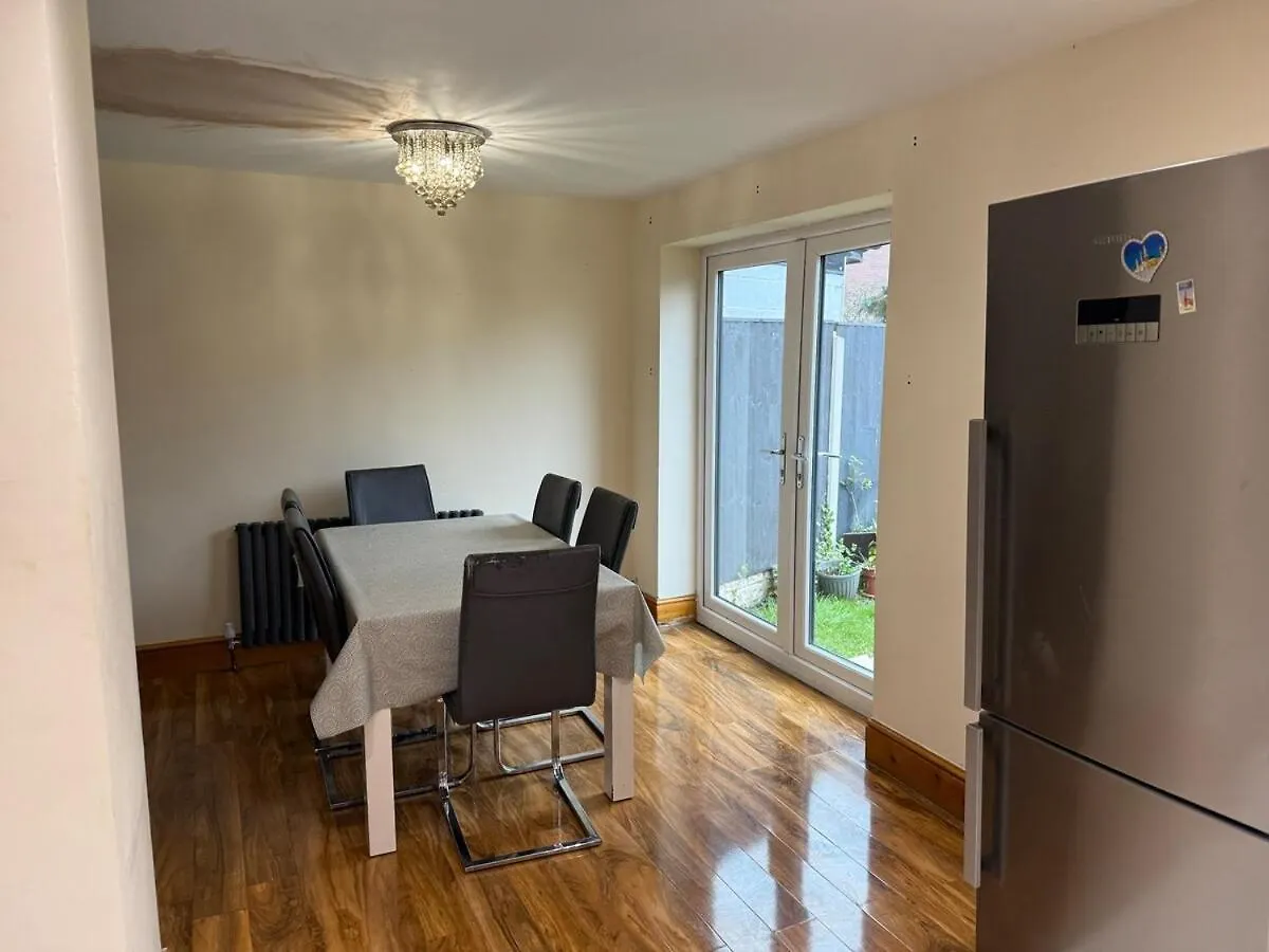 Apartamento Specious 5Br Home - Near Wollaton Hall, Qmc, City Centre & Nottingham University - Sleeps 9