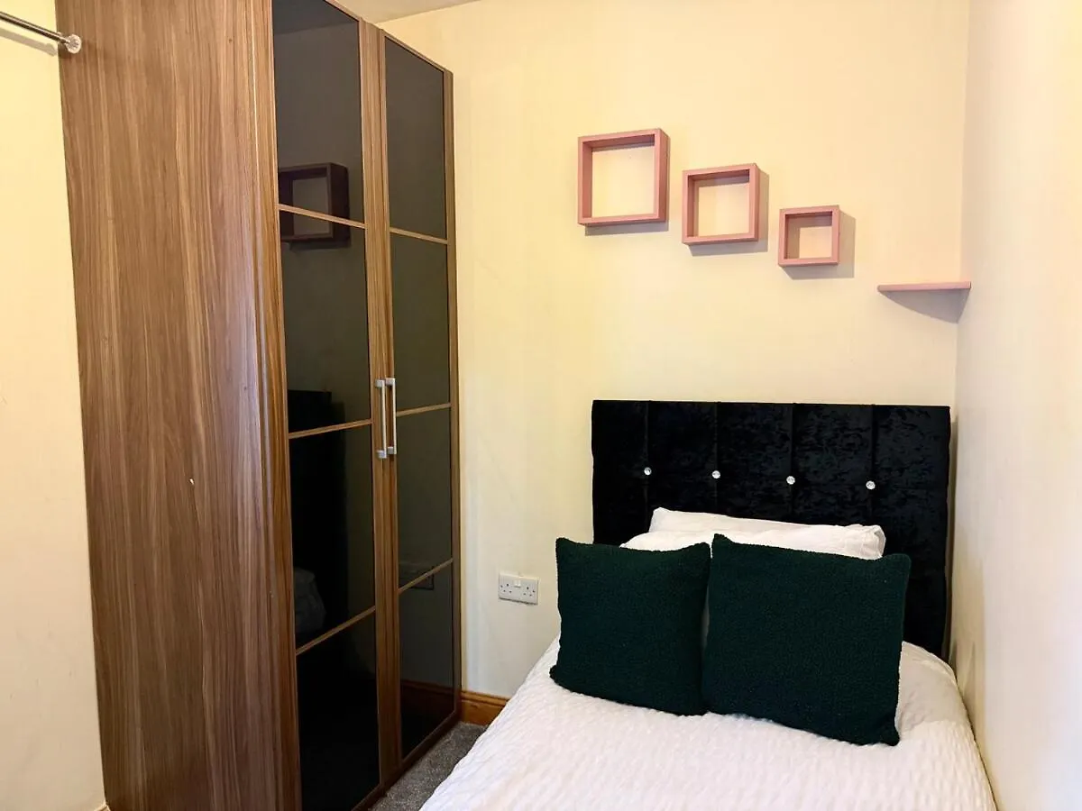 Specious 5Br Home - Near Wollaton Hall, Qmc, City Centre & Nottingham University - Sleeps 9