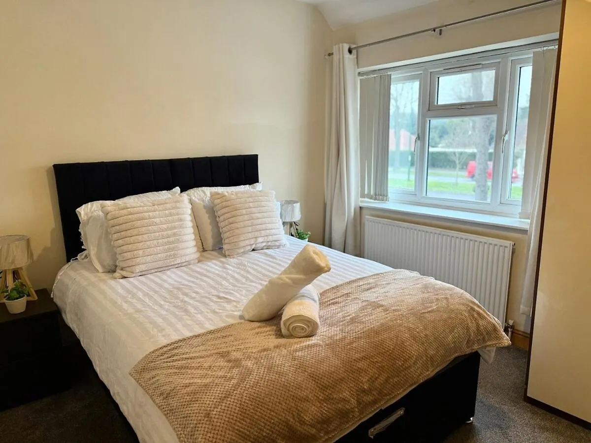 Specious 5Br Home - Near Wollaton Hall, Qmc, City Centre & Nottingham University - Sleeps 9 0*,  Reino Unido