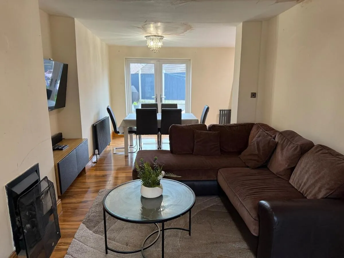 Specious 5Br Home - Near Wollaton Hall, Qmc, City Centre & Nottingham University - Sleeps 9