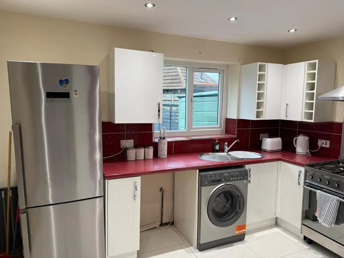 Specious 5Br Home - Near Wollaton Hall, Qmc, City Centre & Nottingham University - Sleeps 9